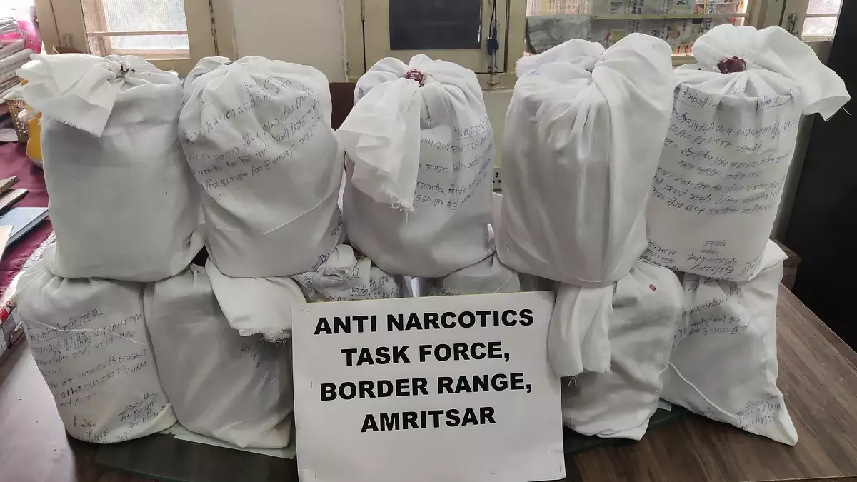 Punjab: सीमा पार नेटवर्क से जुड़ा ड्रग तस्कर 18.2 किलोग्राम हेरोइन के साथ गिरफ्तार Punjab: सीमा पार नेटवर्क से जुड़ा ड्रग तस्कर 18.2 किलोग्राम हेरोइन के साथ गिरफ्तार