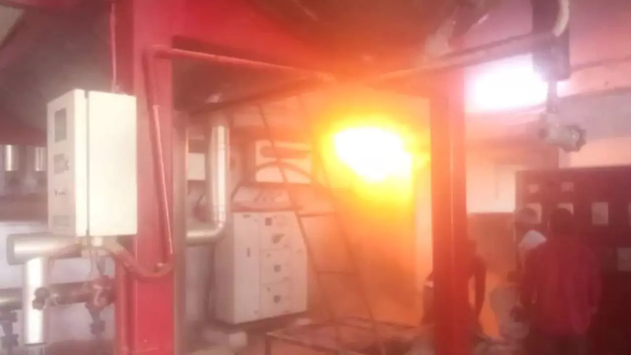 Kannauj: कोल्ड स्टोरेज में शॉर्ट सर्किट से लगी आग, मचा हड़कंप Kannauj: कोल्ड स्टोरेज में शॉर्ट सर्किट से लगी आग, मचा हड़कंप
