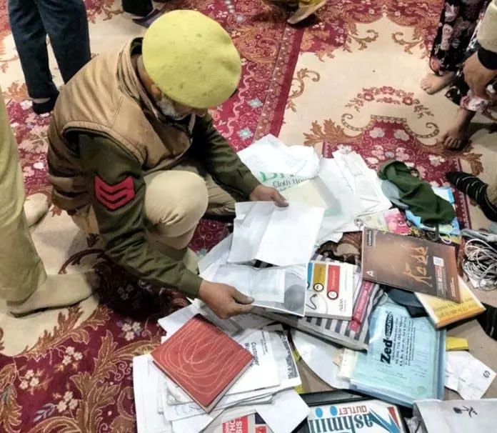 Jammu: श्रीनगर-पुलवामा में पुलिस की तलाशी Jammu: श्रीनगर-पुलवामा में पुलिस की तलाशी