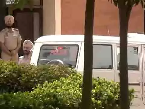 जेल में बंद MP अमृतपाल सिंह के सहयोगी पपलप्रीत सिंह को पंजाब की अजनाला कोर्ट में किया गया पेश जेल में बंद MP अमृतपाल सिंह के सहयोगी पपलप्रीत सिंह को पंजाब की अजनाला कोर्ट में किया गया पेश