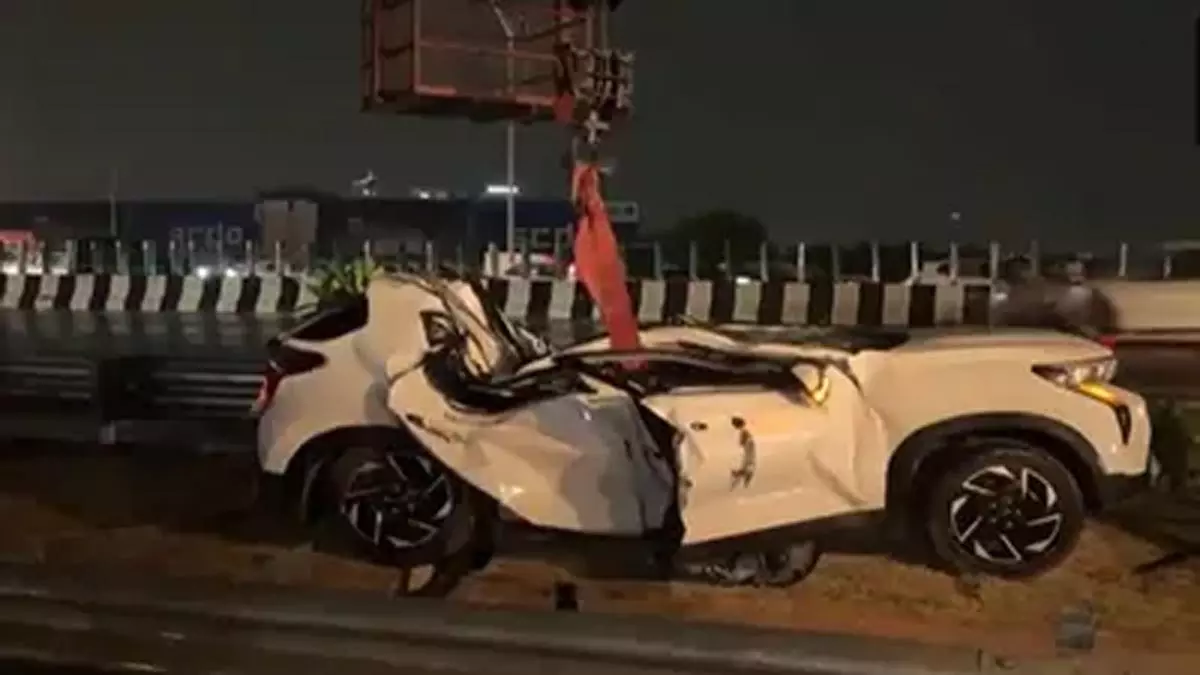 तेज़ आंधी का कहर, चलती कार पर गिरा लोहे का गेट तेज़ आंधी का कहर, चलती कार पर गिरा लोहे का गेट