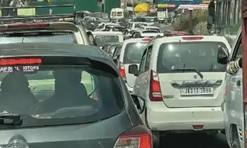 गांदरबल में ट्रैफिक जाम के बीच सड़क चौड़ीकरण परियोजना आधार में