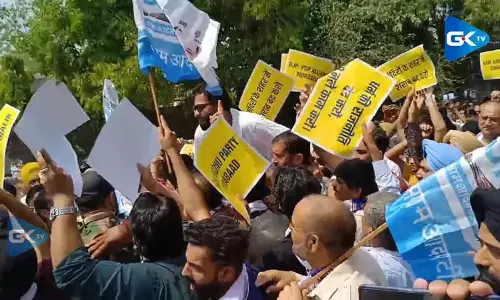 जम्मू-कश्मीर विधानसभा में हाथापाई, आप ने पीडीपी-भाजपा के खिलाफ किया प्रदर्शन