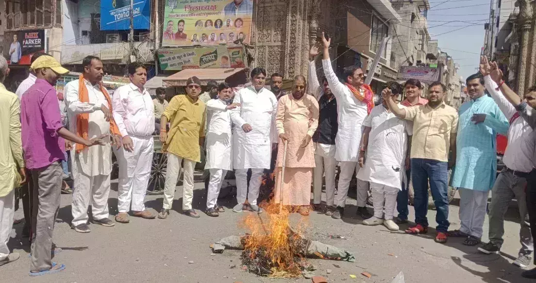 Mathura: विश्व हिंदू परिषद और बजरंग दल ने फूंका अखिलेश यादव का पुतला Mathura: विश्व हिंदू परिषद और बजरंग दल ने फूंका अखिलेश यादव का पुतला