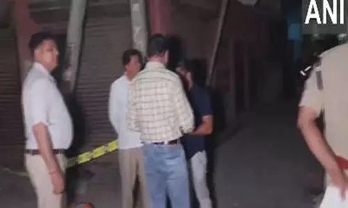 Delhi : अज्ञात हमलावरों ने एक व्यक्ति को गोली मारी Delhi : अज्ञात हमलावरों ने एक व्यक्ति को गोली मारी