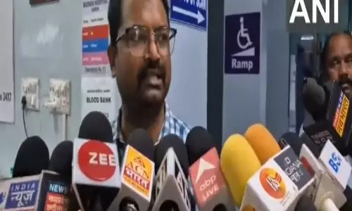 Fake Doctor Case: Hospital की लैब को स्वास्थ्य अधिकारियों ने सील किया Fake Doctor Case: Hospital की लैब को स्वास्थ्य अधिकारियों ने सील किया