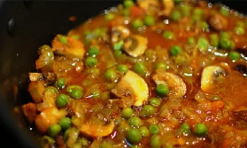 मटर मशरूम : इस डिश के साथ बढ़ाएं डिनर का स्वाद मटर मशरूम : इस डिश के साथ बढ़ाएं डिनर का स्वाद