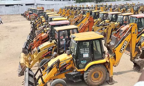 JCB मालिकों की हड़ ताल शुरू