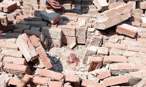 Ballia: निर्माणाधीन दीवार ने ली मासूम की जान