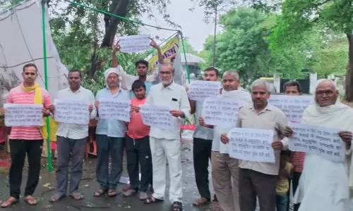 Ballia: आंधी में उड़ा मंच, आंदोलनकारियों ने जारी रखा प्रदर्शन