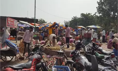 Jalandhar:मशहूर मंडी में हंगामा, चल रहा पैसों का खेल Jalandhar:मशहूर मंडी में हंगामा, चल रहा पैसों का खेल