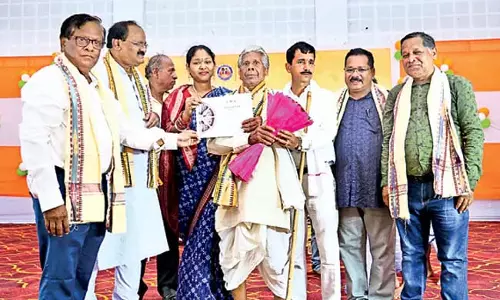 Odisha: कलाकारों के लिए सम्मान समारोह का आयोजन किया Odisha: कलाकारों के लिए सम्मान समारोह का आयोजन किया