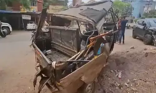 सुबह-सुबह हुआ सड़क हादसा, ऑटो के परखच्चे उड़े, तेज रफ्तार कार ने मचाया कहर सुबह-सुबह हुआ सड़क हादसा, ऑटो के परखच्चे उड़े, तेज रफ्तार कार ने मचाया कहर