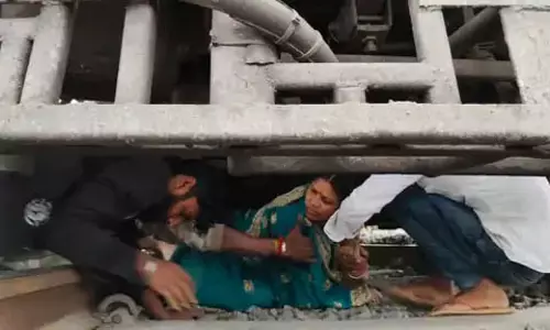 महिला का VIDEO, आधार कार्ड लेकर ट्रेन के आगे कूदी, ऐसा करिश्मा हुआ