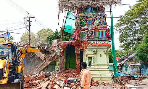 Tamil Nadu: उच्च न्यायालय के आदेश के अनुसार विल्लुपुरम में मंदिर ध्वस्त