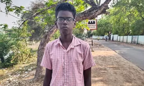 Tamil Nadu: छात्र जिसने अपने पिता की मृत्यु के बाद 10वीं की सामान्य परीक्षा दी Tamil Nadu: छात्र जिसने अपने पिता की मृत्यु के बाद 10वीं की सामान्य परीक्षा दी