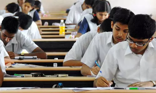Tamil Nadu : छात्र द्वारा खुले में परीक्षा देने पर स्कूल प्रिंसिपल निलंबित