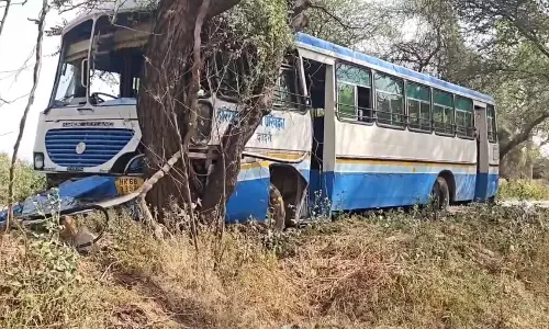 Haryana: यात्रियों से भरी बस दुर्घटनाग्रस्त, मची चीख-पुकार