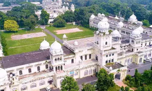 Lucknow: लखनऊ विश्वविद्यालय में बढ़ा तनाव, छात्रों ने जताया आक्रोश