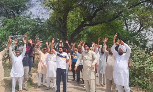 Haryana : सिरसा के गांवों के निवासियों ने आधी-अधूरी सड़कों का विरोध किया