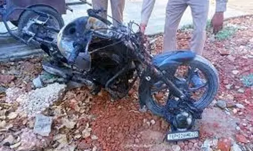 Up News: दबंगों ने दो युवकों पर किया हमला, लगाई बाइक मेंआग Up News: दबंगों ने दो युवकों पर किया हमला, लगाई बाइक मेंआग
