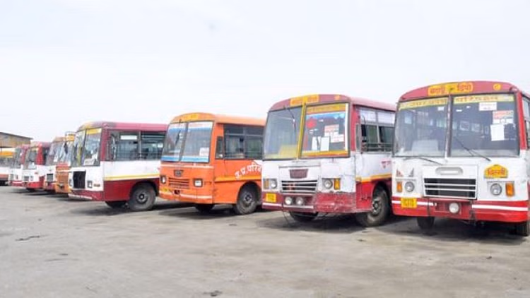Bareilly: बसों से गायब हुए परिवार के फोटो, सुरक्षा योजना बेअसर Bareilly: बसों से गायब हुए परिवार के फोटो, सुरक्षा योजना बेअसर