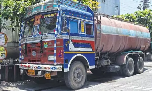 Mumbai: पानी की कमी से हाउसिंग सोसाइटियाँ, शॉपिंग मॉल, कार्यालय प्रभावित Mumbai: पानी की कमी से हाउसिंग सोसाइटियाँ, शॉपिंग मॉल, कार्यालय प्रभावित