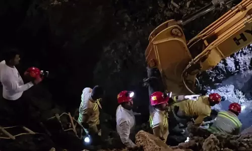 Narsinghpur: सीवर लाइन के गड्ढे में उतरे मजदूरों की दर्दनाक मौत, ठेकेदार पर सवाल Narsinghpur: सीवर लाइन के गड्ढे में उतरे मजदूरों की दर्दनाक मौत, ठेकेदार पर सवाल