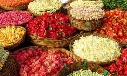 Panguni उथिरम उत्सव के लिए चेन्नई के कोयम्बेडु बाजार में फूलों की कीमतें बढ़ीं