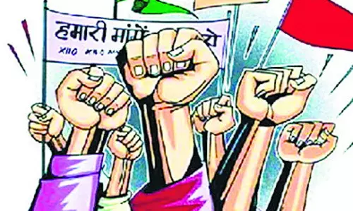 RSS संस्थापक हेडगेवार के नाम पर कौशल केंद्र का नाम रखने पर पलक्कड़ में विरोध प्रदर्शन RSS संस्थापक हेडगेवार के नाम पर कौशल केंद्र का नाम रखने पर पलक्कड़ में विरोध प्रदर्शन