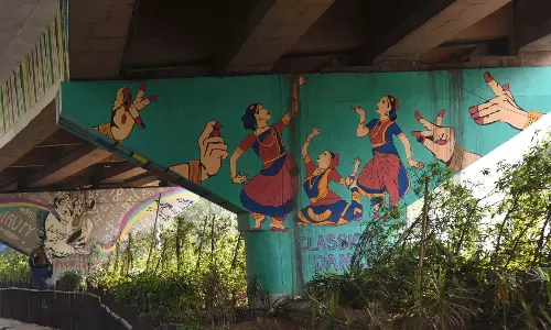 Telangana: बारिश से फ्लाईओवर के नीचे कलाकृतियाँ क्षतिग्रस्त हो गईं Telangana: बारिश से फ्लाईओवर के नीचे कलाकृतियाँ क्षतिग्रस्त हो गईं