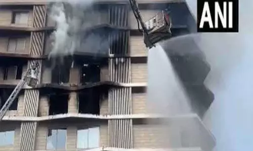 Surat में इमारत में लगी आग, किसी के हताहत होने की खबर नहीं