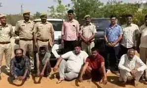 Jaipur: किराए पर गाड़ी लेकर बेचने वाले गिरोह का भंडाफोड़ Jaipur: किराए पर गाड़ी लेकर बेचने वाले गिरोह का भंडाफोड़
