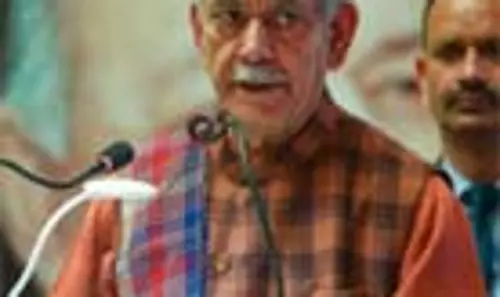 L-G Sinha ने आतंकी संबंधों के चलते 2 सरकारी कर्मचारियों को बर्खास्त किया L-G Sinha ने आतंकी संबंधों के चलते 2 सरकारी कर्मचारियों को बर्खास्त किया