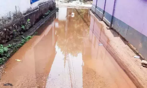 भयानक बाढ़; परिवार के सदस्य घर से बाहर जाने में असमर्थ
