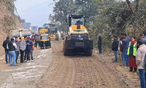 J&K के मुख्य सचिव ने सभी मौसमों के अनुकूल ग्रामीण सड़क संपर्क बढ़ाने पर जोर दिया J&K के मुख्य सचिव ने सभी मौसमों के अनुकूल ग्रामीण सड़क संपर्क बढ़ाने पर जोर दिया