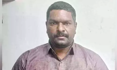 Kerala: दस लीटर शराब के साथ अधेड़ व्यक्ति गिरफ्तार Kerala: दस लीटर शराब के साथ अधेड़ व्यक्ति गिरफ्तार