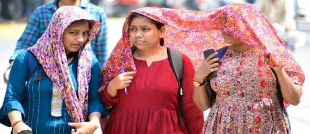 गर्मी में लोग बेहाल दिखे, धूप से बचने मुंह ढंककर निकले, शीतल पेय पदार्थों की बढ़ी बिक्री