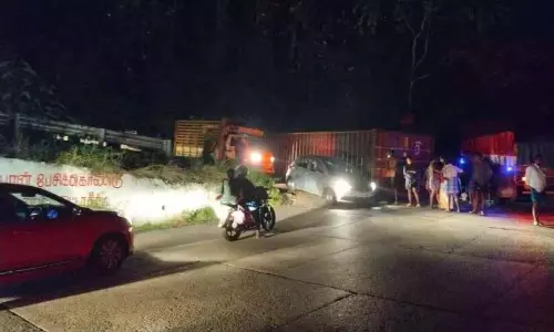 कंटेनर पलट गया; राष्ट्रीय राजमार्ग पर यातायात बाधित हो गया