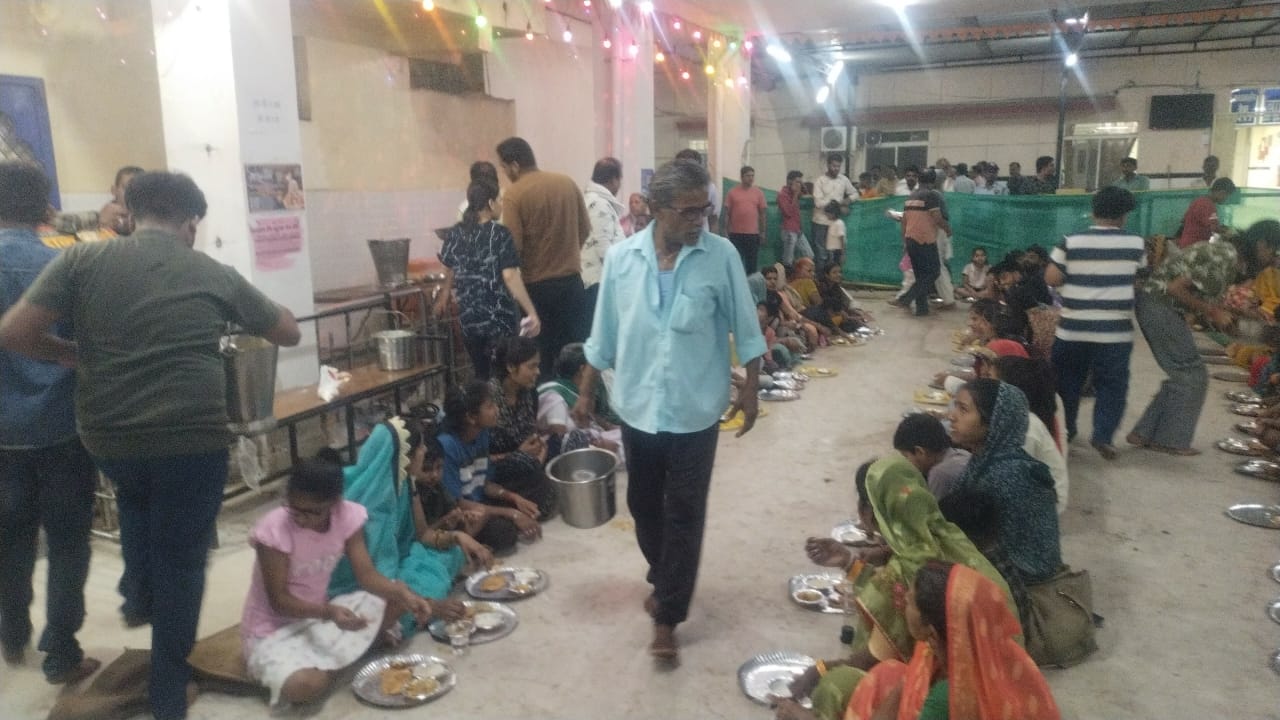 जिला अस्पताल के मां वैष्णो देवी दरबार समिति परिसर में भंडारा आयोजित, भक्तों ने किया भोजन प्रसादी ग्रहण