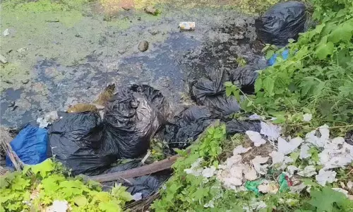Kerala: रेलवे की जमीन पर डाला जा रहा कूड़ा