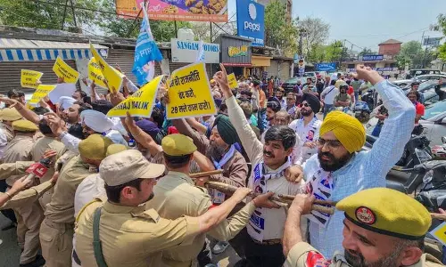 विधानसभा परिसर में हाथापाई को लेकर आप ने PDP-BJP के खिलाफ प्रदर्शन किया विधानसभा परिसर में हाथापाई को लेकर आप ने PDP-BJP के खिलाफ प्रदर्शन किया