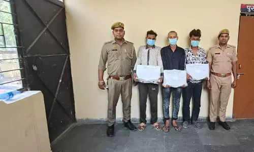 पुलिस ने घरों में चोरी करने वाले गिरोह का किया भंडाफोड़, तीन गिरफ्तार पुलिस ने घरों में चोरी करने वाले गिरोह का किया भंडाफोड़, तीन गिरफ्तार