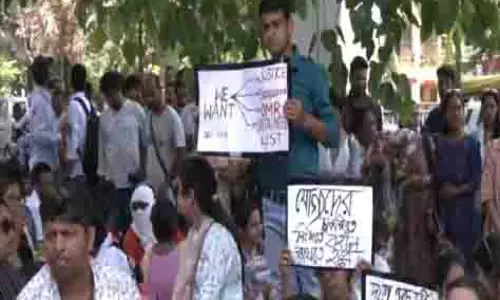 कोलकाता में SSC कार्यालय के बाहर शिक्षकों ने ममता बनर्जी सरकार के खिलाफ धरना दिया कोलकाता में SSC कार्यालय के बाहर शिक्षकों ने ममता बनर्जी सरकार के खिलाफ धरना दिया