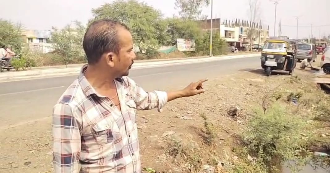 गोपालपुर बायपास तिगड्ढ़े मोहनिया खेड़ी रोड रामपुर में नपा परिषद ने नालों के निर्माण के लिए खोदे गड्ढे, जनता परेशान