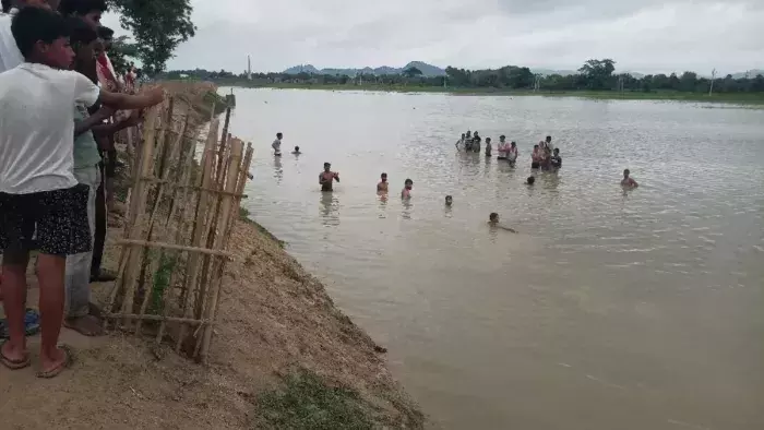 Bhadohi: तालाब से निकले चार शव, गांव में मातम पसरा Bhadohi: तालाब से निकले चार शव, गांव में मातम पसरा