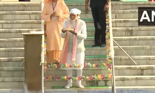 प्रधानमंत्री नरेंद्र मोदी ने गुरुजी महाराज मंदिर में पूजा-अर्चना की प्रधानमंत्री नरेंद्र मोदी ने गुरुजी महाराज मंदिर में पूजा-अर्चना की