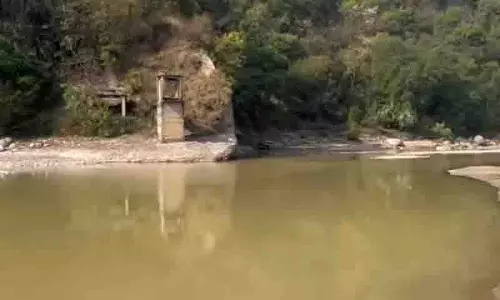 Newgal नदी में कचरा डालने से पानी प्रदूषित Newgal नदी में कचरा डालने से पानी प्रदूषित