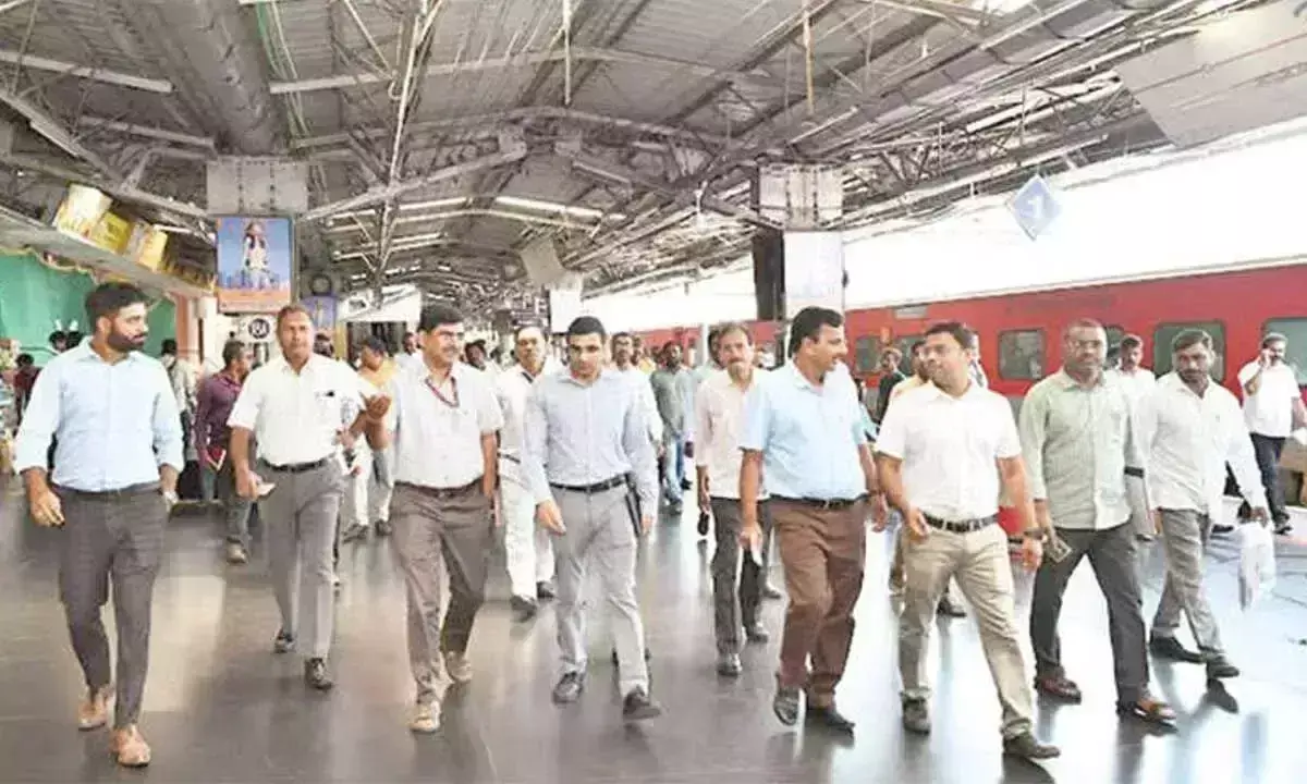 Andhra: रेलवे बोर्ड के अतिरिक्त सदस्य ने विजाग स्टेशन का निरीक्षण किया Andhra: रेलवे बोर्ड के अतिरिक्त सदस्य ने विजाग स्टेशन का निरीक्षण किया