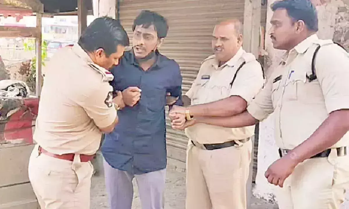 TDP ने जगन की पत्नी के खिलाफ आपत्तिजनक पोस्ट करने वाले पार्टी कार्यकर्ता को निलंबित किया TDP ने जगन की पत्नी के खिलाफ आपत्तिजनक पोस्ट करने वाले पार्टी कार्यकर्ता को निलंबित किया